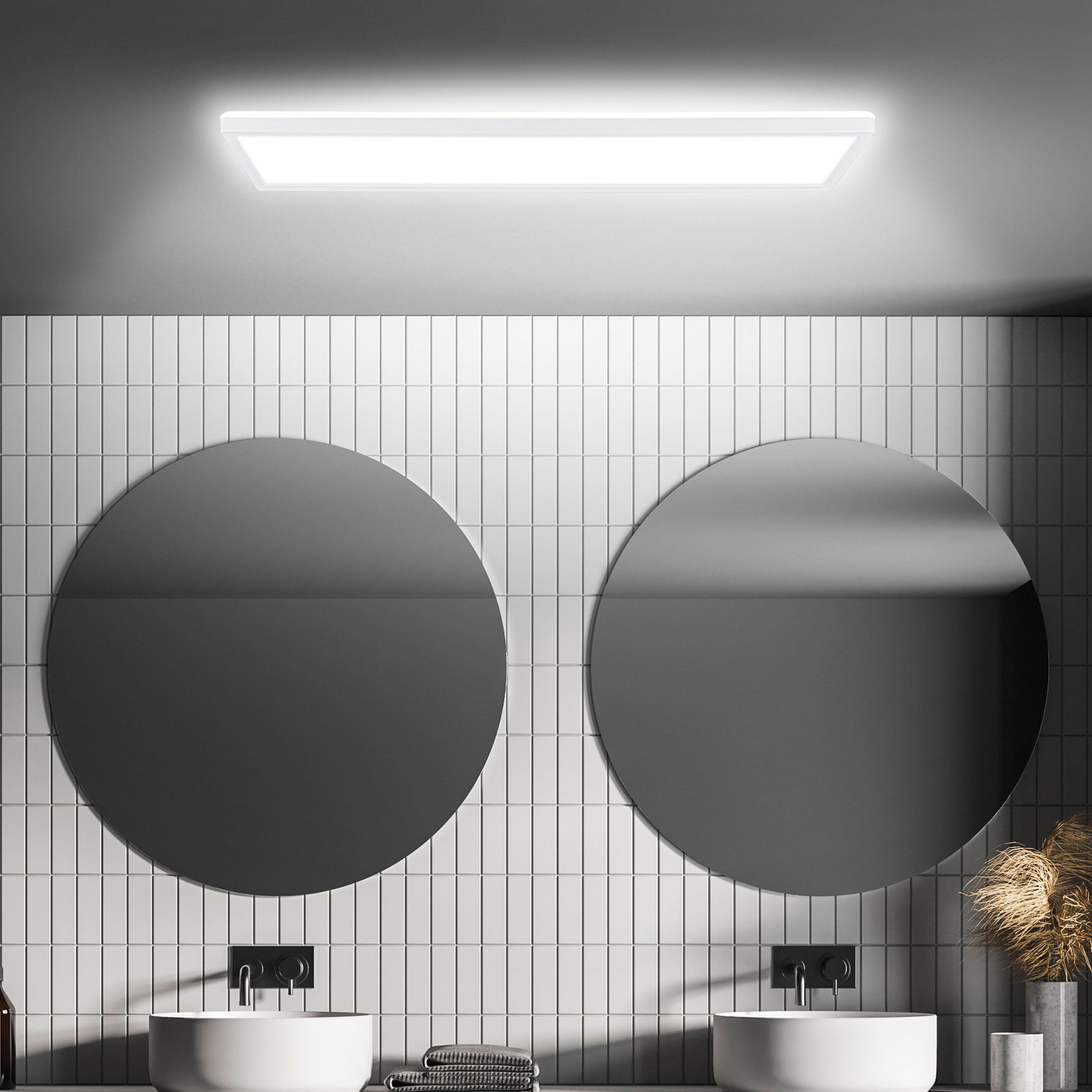 LED-Deckenleuchte mit Bewegungssensor, rechteckig, an der Decke eines modernen Badezimmers mit zwei runden Spiegeln montiert, seitliche Perspektive.