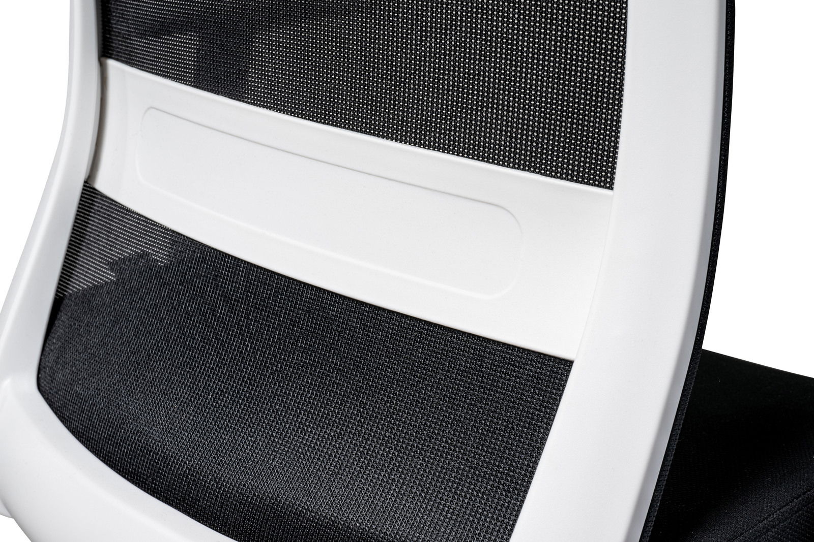 Nahaufnahme der Rückenlehne eines Drehstuhls mit schwarzem Netzstoff und weißem Rahmen, seitliche Perspektive
