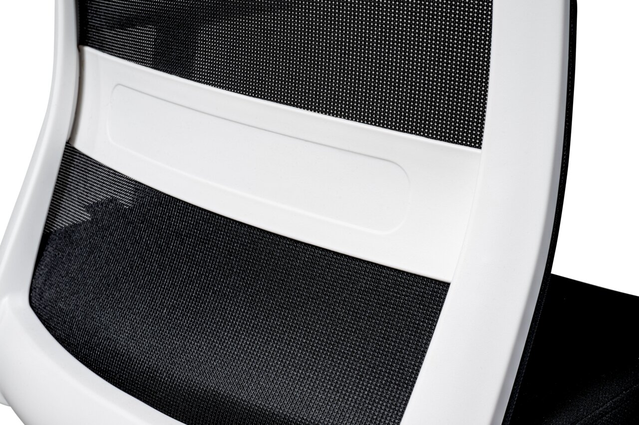 Nahaufnahme der Rückenlehne eines Drehstuhls mit schwarzem Netzstoff und weißem Rahmen, seitliche Perspektive