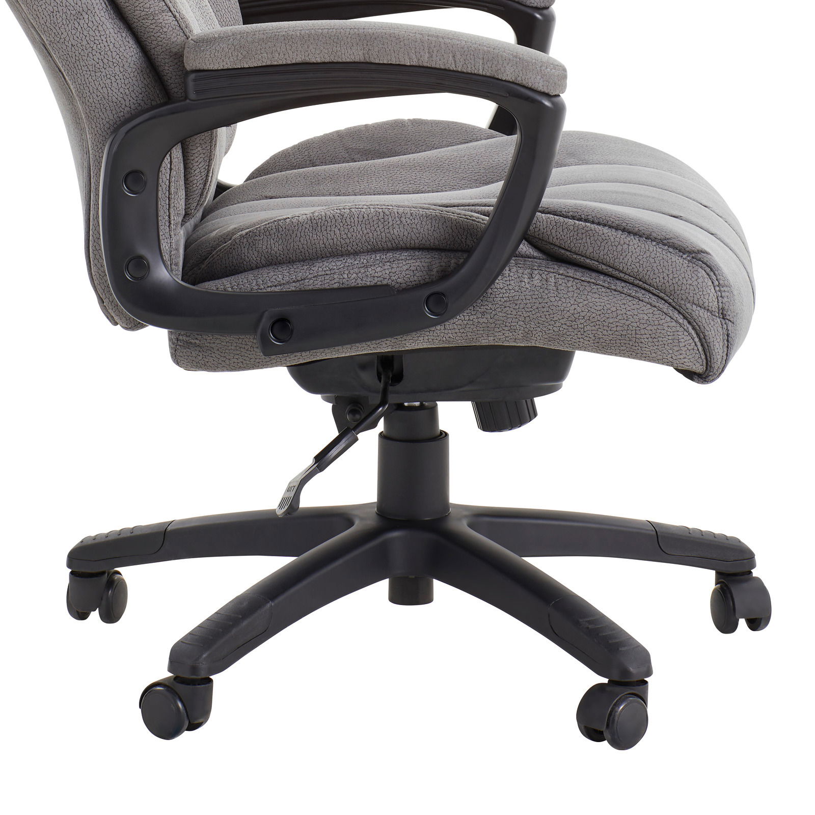 Seitenansicht eines grauen Chefsessels mit Armlehnen und Rollen