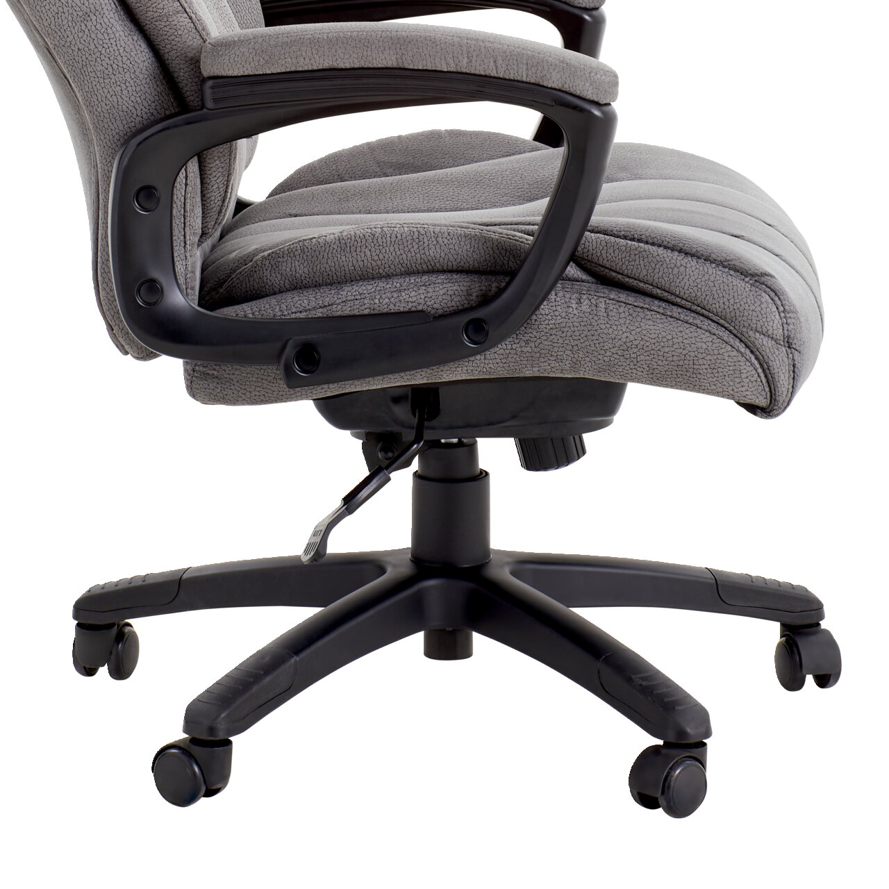 Seitenansicht eines grauen Chefsessels mit Armlehnen und Rollen