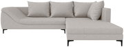 Beige Ecksofa mit Ottomane rechts, vier Kissen, schwarze Beine, Perspektive von vorne