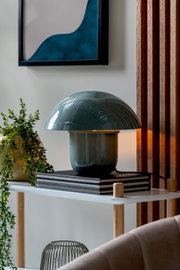 Tischleuchte im Pilzdesign in einem modernen Wohnzimmer, seitliche Perspektive