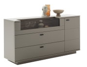 Moderne graue Kommode/Sideboard mit Schubladen und getönter Glas-Vitrine, dekoriert mit Vase und Skulptur, in frontaler leicht schräger Ansicht von vorne
