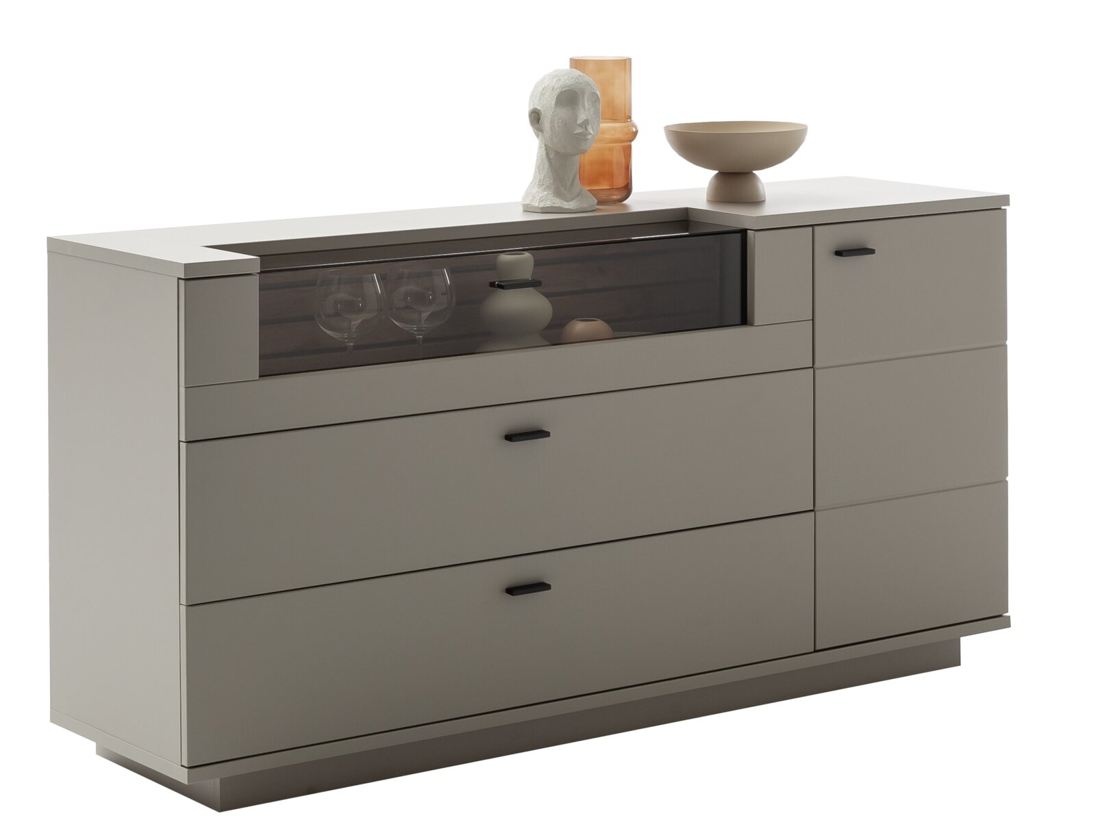 Moderne grijze ladekast/dressoir met lades en een vitrinekast van getint glas, versierd met een vaas en een beeldje, in een licht schuin vooraanzicht