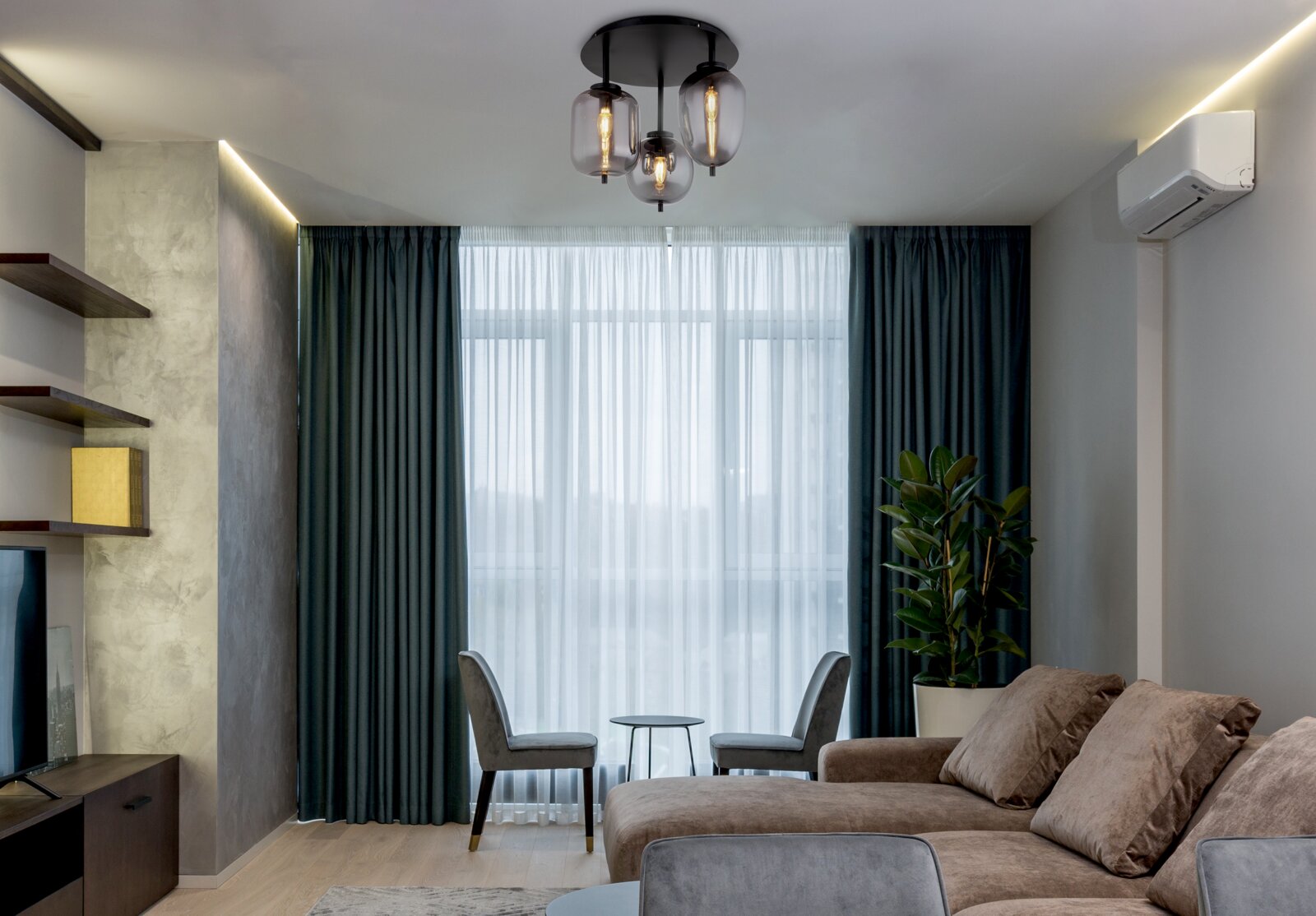Moderne Deckenleuchte mit drei Glühbirnen in einem stilvollen Wohnzimmer, aus der Perspektive von unten betrachtet.