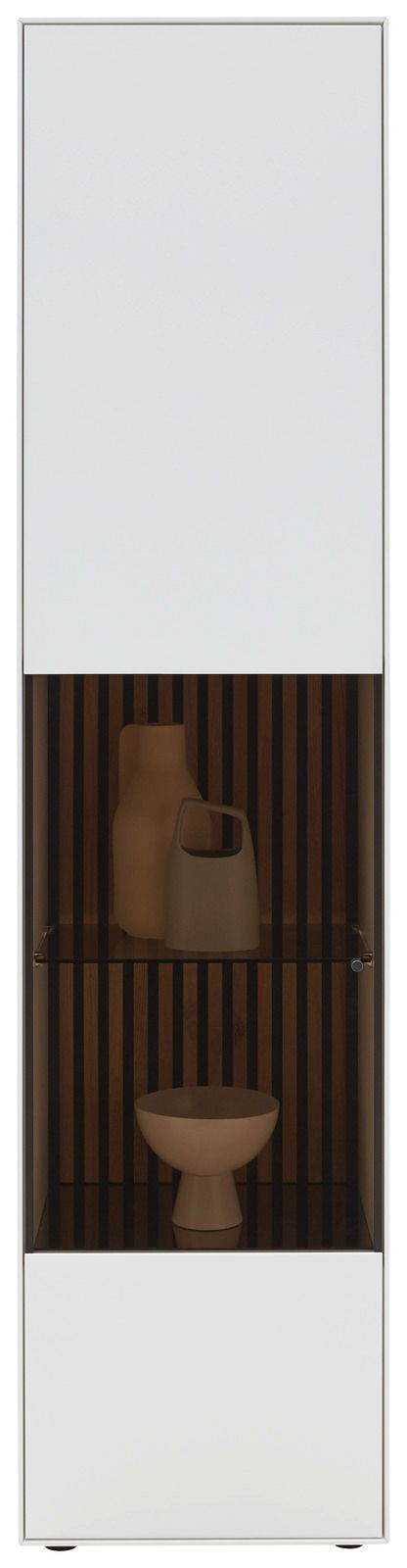 Vitrine LUCIANO von vorne mit zwei weißen Türen und einem offenen Fach mit dekorativen Objekten.