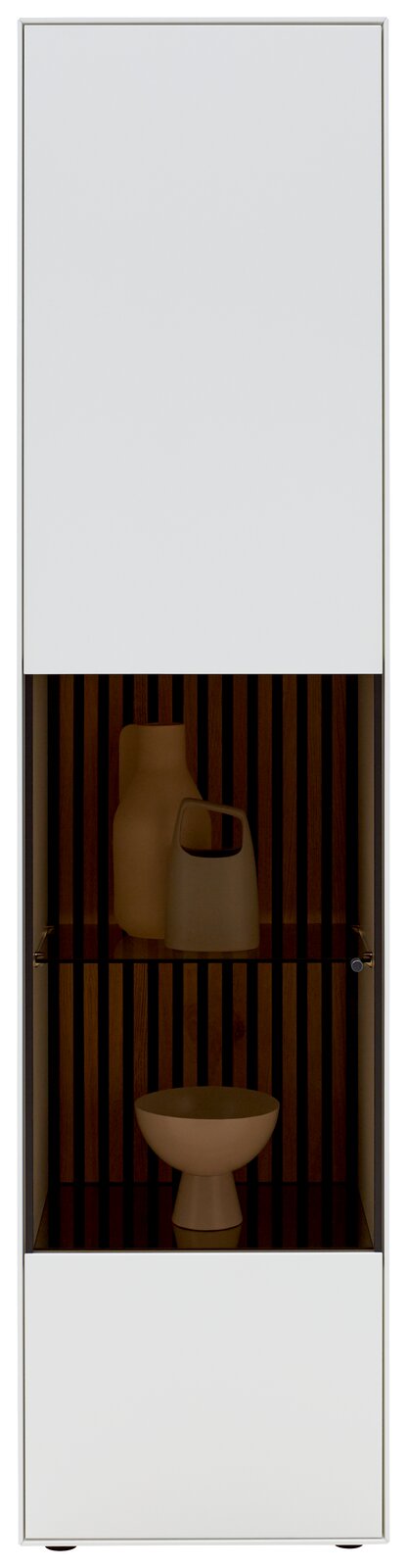 Vitrine LUCIANO von vorne mit zwei weißen Türen und einem offenen Fach mit dekorativen Objekten.