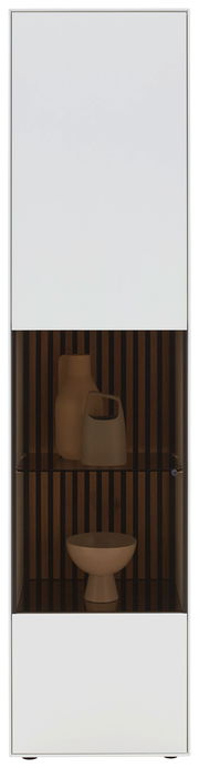 Vitrine LUCIANO von vorne mit zwei weißen Türen und einem offenen Fach mit dekorativen Objekten.