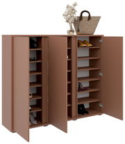 Moderner Schuhschrank in brauner Farbe mit offenen Türen, zeigt mehrere Regalböden mit Schuhen. Perspektive von vorne.