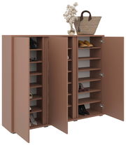 Moderner Schuhschrank in brauner Farbe mit offenen Türen, zeigt mehrere Regalböden mit Schuhen. Perspektive von vorne.