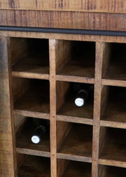 Nahaufnahme eines Barschrankes aus Holz mit mehreren Fächern zur Lagerung von Weinflaschen, perspektivisch von vorne aufgenommen.