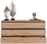 Frontale Ansicht eines XL-Sideboards aus Holz mit offenen Schubladen, dekoriert mit zwei silbernen Blattskulpturen und einer Lampe auf einem Tablett.