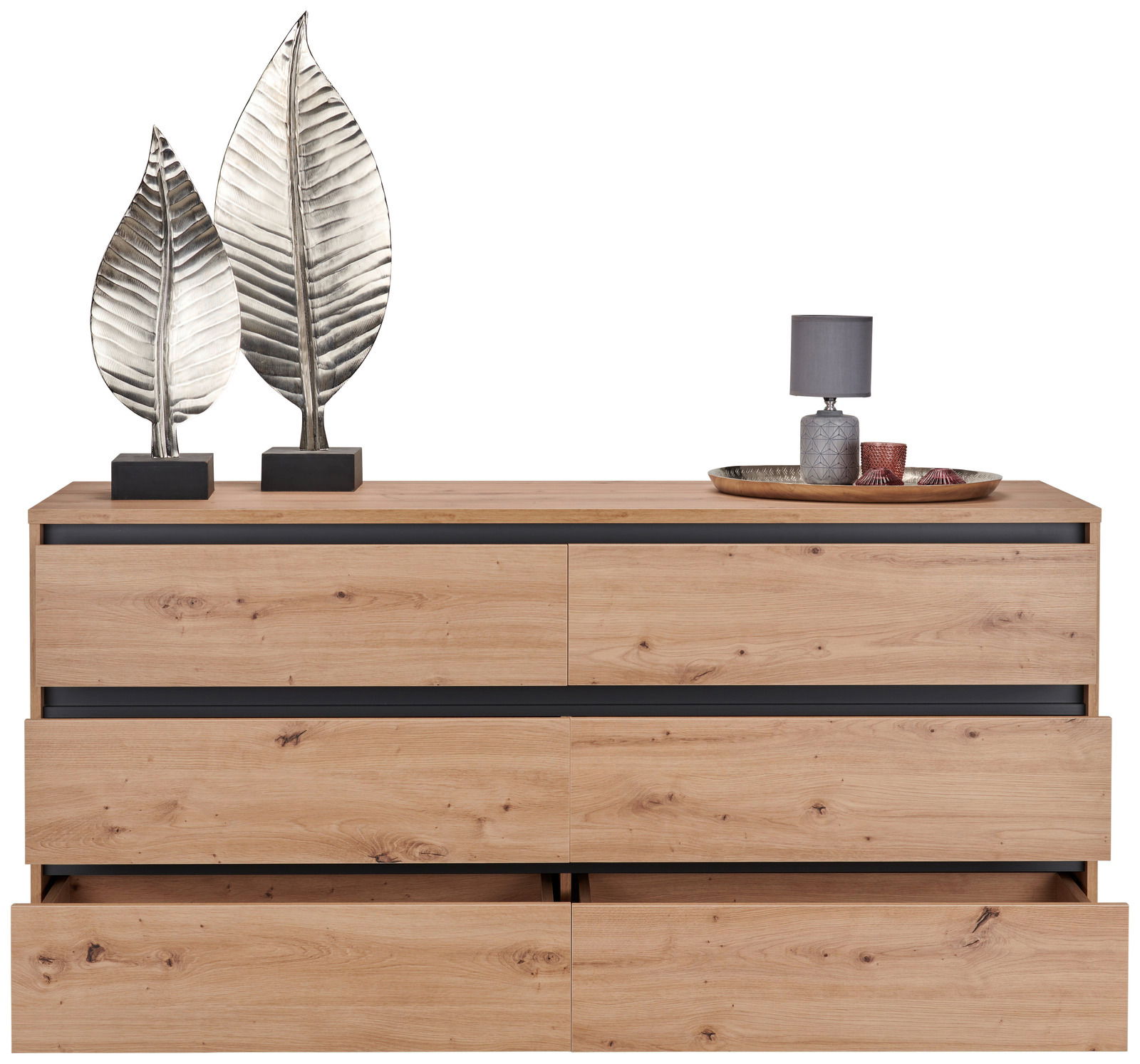 Frontale Ansicht eines XL-Sideboards aus Holz mit offenen Schubladen, dekoriert mit zwei silbernen Blattskulpturen und einer Lampe auf einem Tablett.