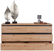 Frontale Ansicht eines XL-Sideboards aus Holz mit offenen Schubladen, dekoriert mit zwei silbernen Blattskulpturen und einer Lampe auf einem Tablett.