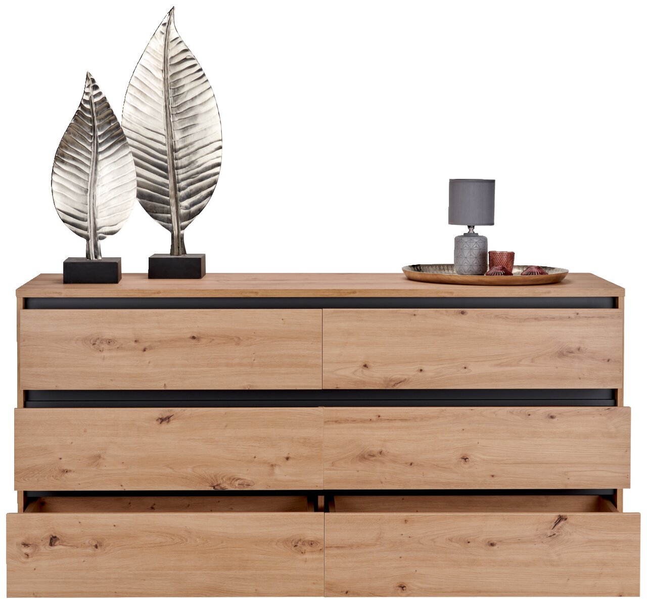 Frontale Ansicht eines XL-Sideboards aus Holz mit offenen Schubladen, dekoriert mit zwei silbernen Blattskulpturen und einer Lampe auf einem Tablett.