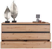 Frontale Ansicht eines XL-Sideboards aus Holz mit offenen Schubladen, dekoriert mit zwei silbernen Blattskulpturen und einer Lampe auf einem Tablett.
