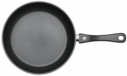 Koekenpan van 28 cm, gezien van bovenaf, met zwart handvat