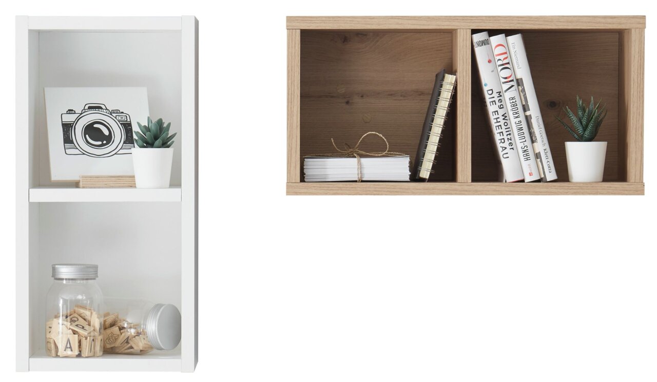 Zwei Hängeboxen der Serie FILOU, eine in Weiß mit Dekorationen wie einem Bild, einer Pflanze und Gläsern, und eine in Holzoptik mit Büchern, Notizbüchern und einer Pflanze, aus frontaler Perspektive.