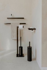 Modernes Badezimmer-Accessoire-Set in mattschwarz mit Handtuchhalter, Wandregal, Toilettenpapierhalter und WC-Bürstengarnitur, frontal in leichter Seitenperspektive aufgenommen