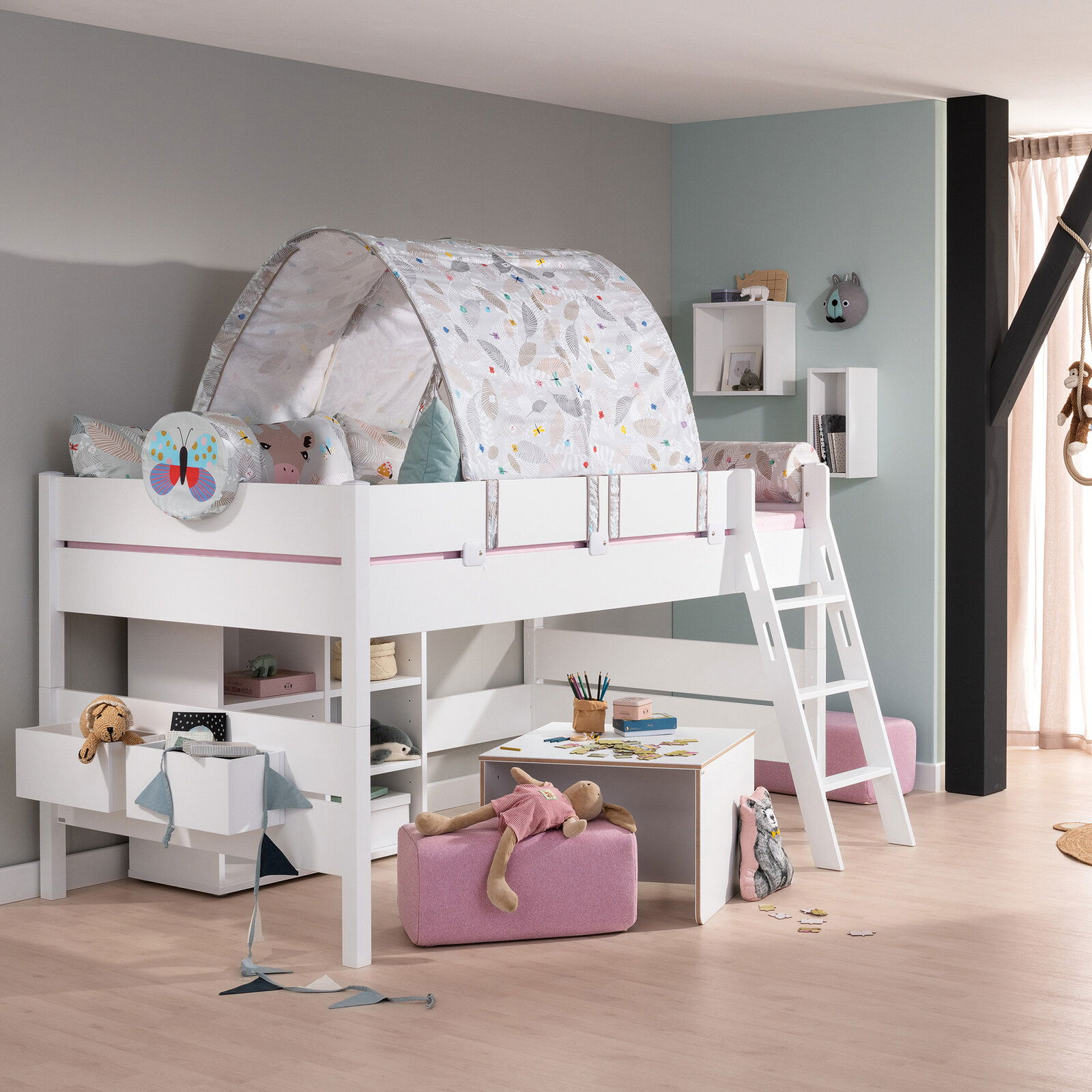 Hochbett für Kinder mit integriertem Spielbereich, Leiter und Stauraum, seitliche Perspektive