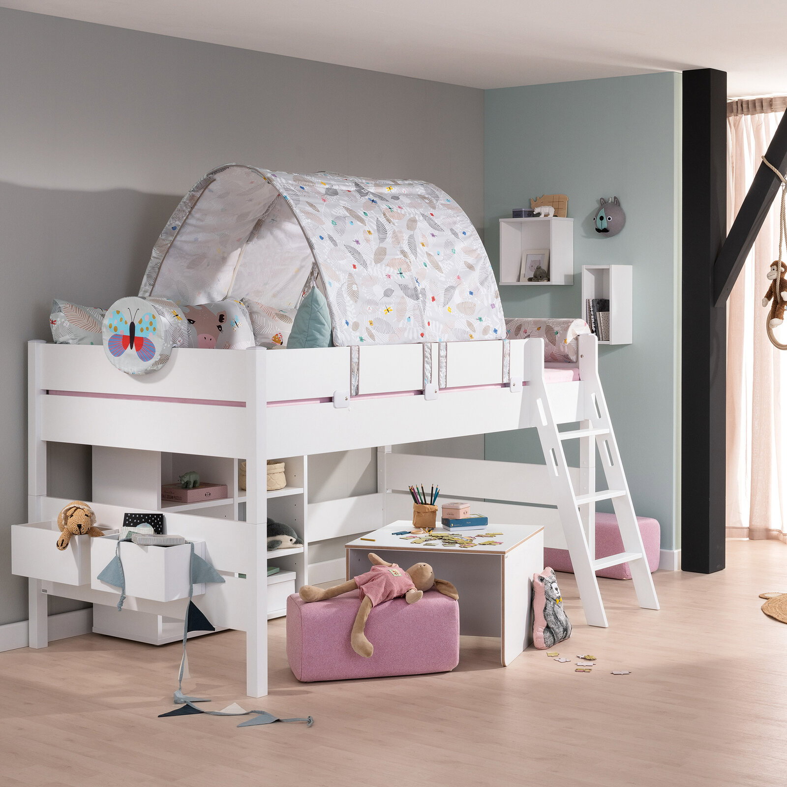 Hochbett für Kinder mit integriertem Spielbereich, Leiter und Stauraum, seitliche Perspektive