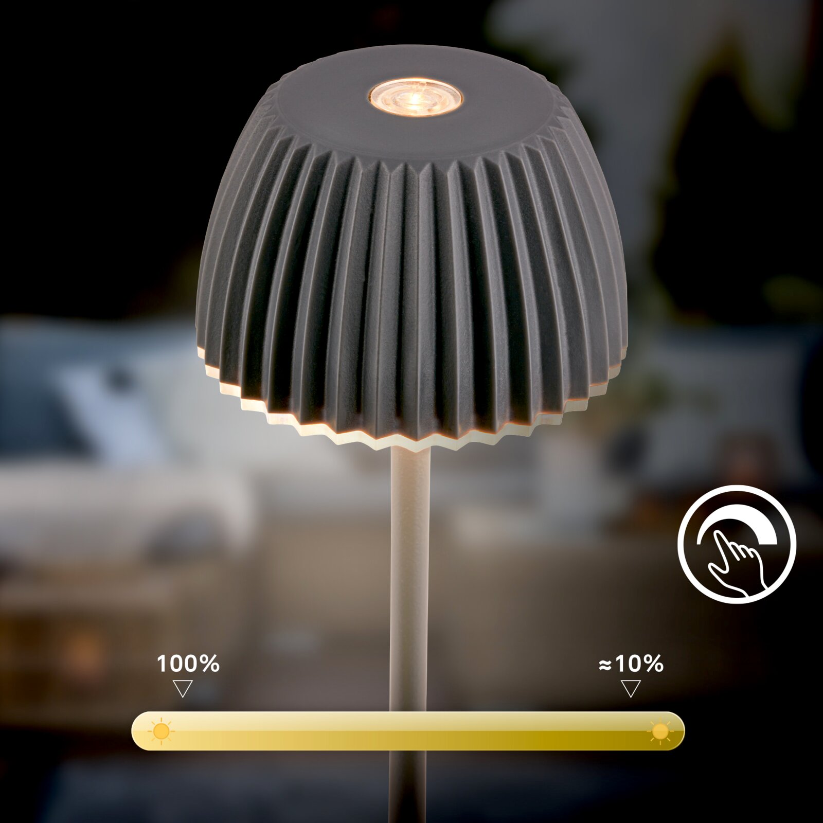 Moderne schwarze LED-Außenleuchte mit geriffeltem, kuppelförmigem Schirm und warmweißem Licht, Detailansicht leicht von oben auf den Leuchtenkopf