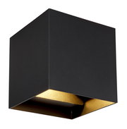 Moderne schwarze Außenleuchte in Würfelform mit goldener Innenseite, Perspektive von unten.