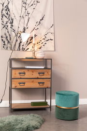 Grüner Hocker mit Samtbezug und goldener Zierleiste, seitliche Perspektive