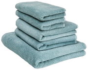 Ein Stapel aus vier türkisfarbenen Handtüchern, von der Seite betrachtet.