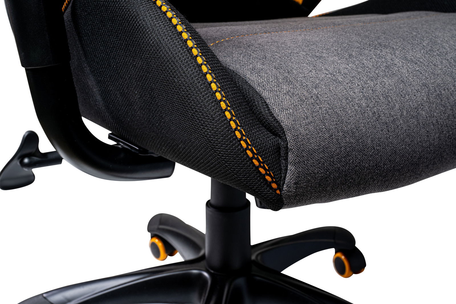 Nahaufnahme eines Gaming-Stuhlsitzes mit grauem Stoff und orangefarbenen Nähten, seitliche Perspektive