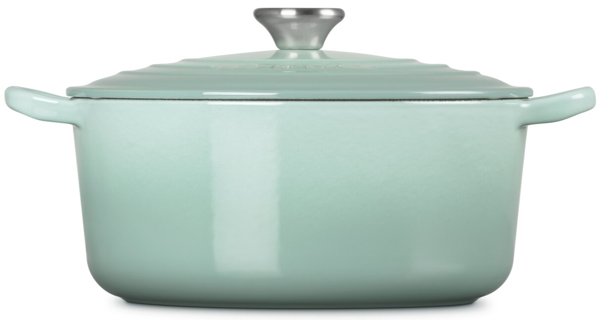 Mintgrüner emaillierter Gusseisen-Bräter mit Deckel und seitlichen Griffen, Frontansicht auf weißem Hintergrund