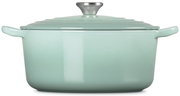Mintgrüner emaillierter Gusseisen-Bräter mit Deckel und seitlichen Griffen, Frontansicht auf weißem Hintergrund
