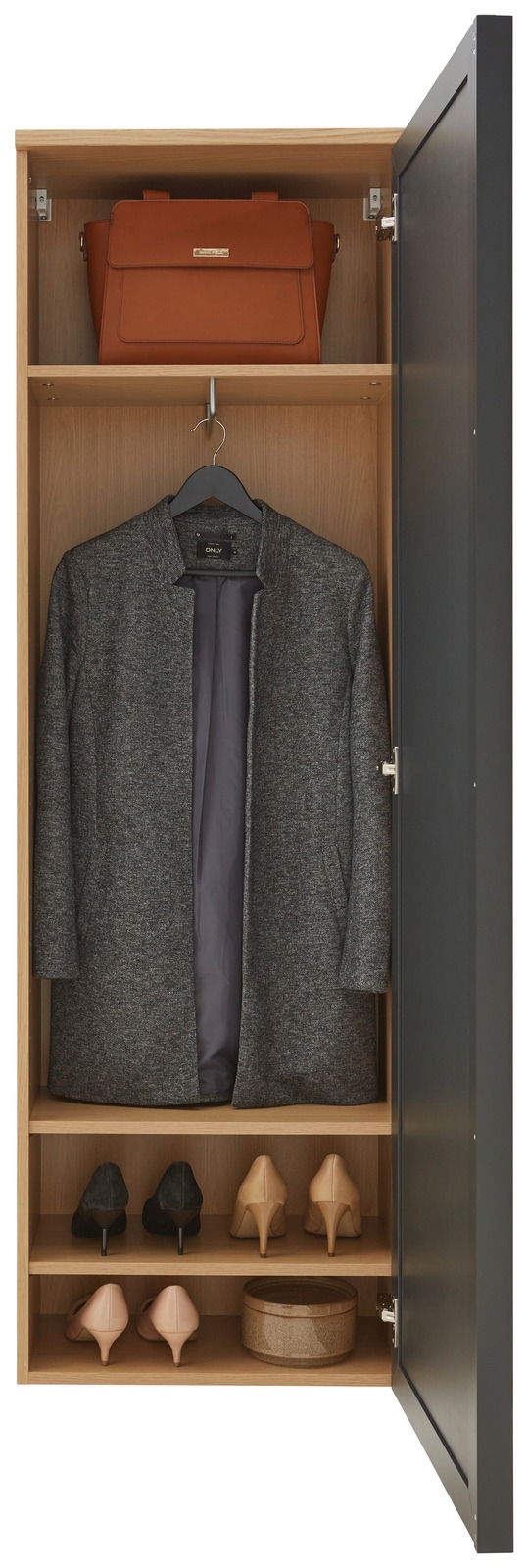 Offener Garderobenschrank mit einer grauen Jacke, einer orangefarbenen Tasche und mehreren Paar Schuhen, frontal betrachtet.