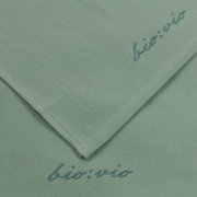 Zwei grüne Gästetücher mit der Aufschrift 'bio:vio', aus der Vogelperspektive fotografiert.