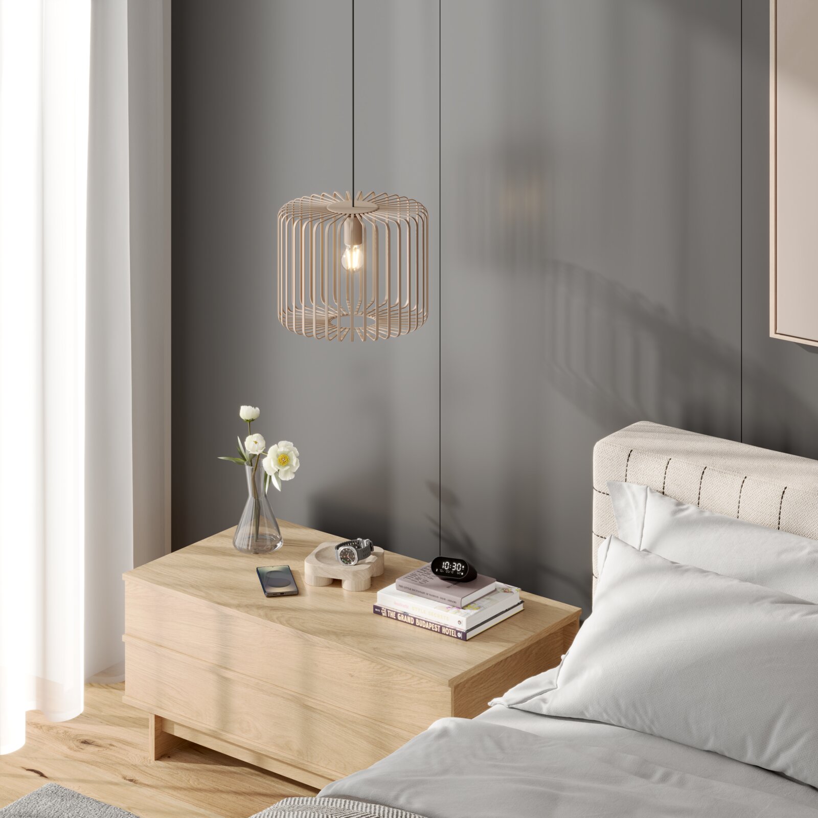 Novel Hanglamp KORRES Beige hanglamp met een open draadmandkap en zichtbare lamp boven een houten nachtkastje in de slaapkamer, gezien vanaf de zijkant.