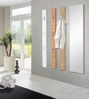 Moderne Garderobenpaneele und Spiegel in einem hellen Flur, seitliche Perspektive
