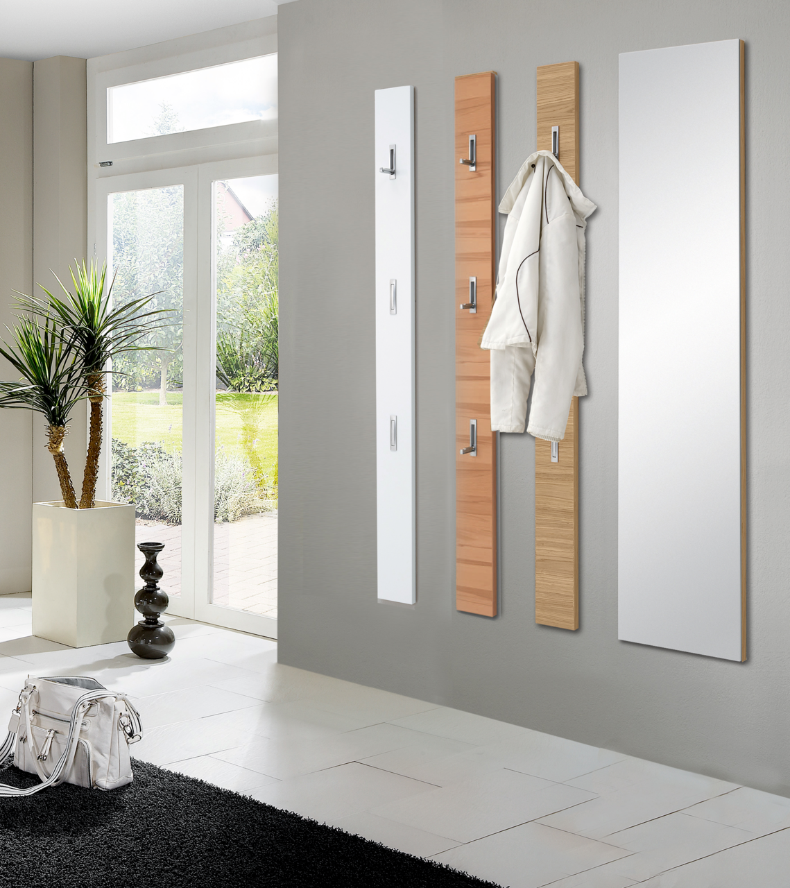 VOSS Spiegel SOLO Moderne Garderobenpaneele und Spiegel in einem hellen Flur, seitliche Perspektive