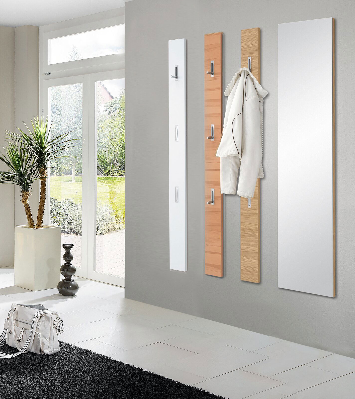 VOSS Garderobenpaneel SOLO Moderne Garderobenpaneele und Spiegel in einem hellen Flur, seitliche Perspektive