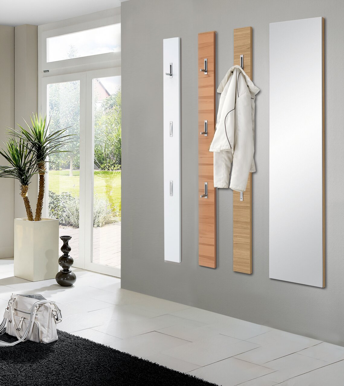 VOSS Garderobenpaneel SOLO Moderne Garderobenpaneele und Spiegel in einem hellen Flur, seitliche Perspektive