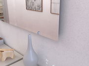 Moderner Wandspiegel in einem Raum mit Dekorationen, seitliche Perspektive