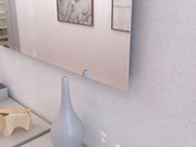 Moderner Wandspiegel in einem Raum mit Dekorationen, seitliche Perspektive