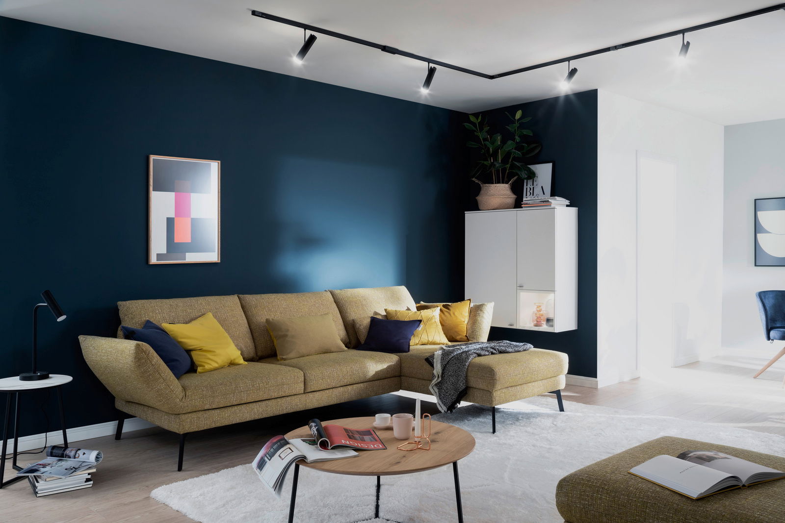 Gemütliche Longchairkombination in einem modernen Wohnzimmer, seitliche Perspektive