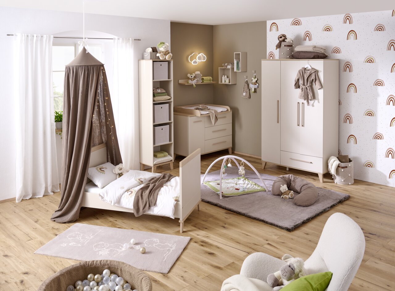 Paidi Umbauseiten MALIO Kinderzimmer mit Bett, Schrank, Wickelkommode und Spielbereich, seitliche Perspektive