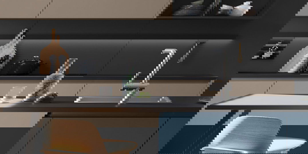 Moderne dunkle Küche mit einem eleganten silbernen Wasserhahn und einer dunklen Arbeitsplatte.