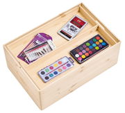 Holzkiste mit Malutensilien, von oben betrachtet