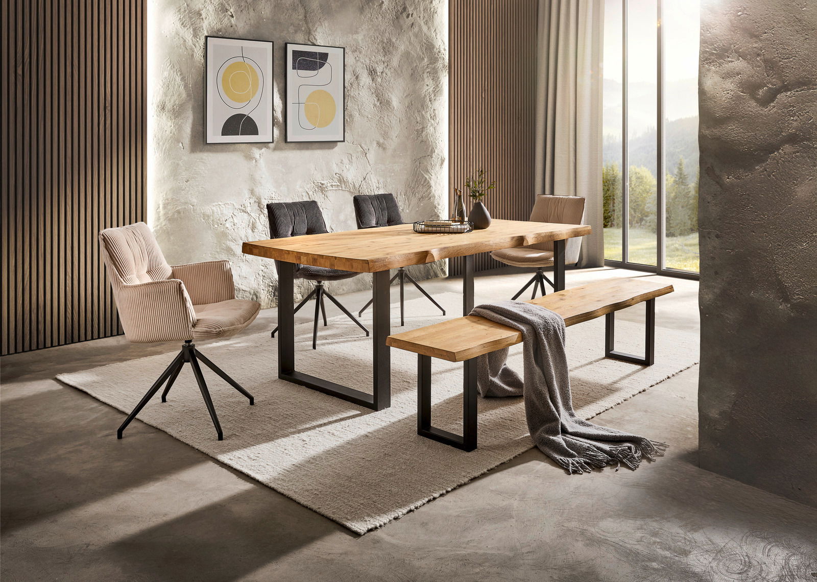 Landscape Bank COUNTRY Moderner Esstisch aus Holz mit Metallbeinen, umgeben von stilvollen Stühlen und einer Bank, in einem hellen Raum mit großen Fenstern, seitliche Perspektive.