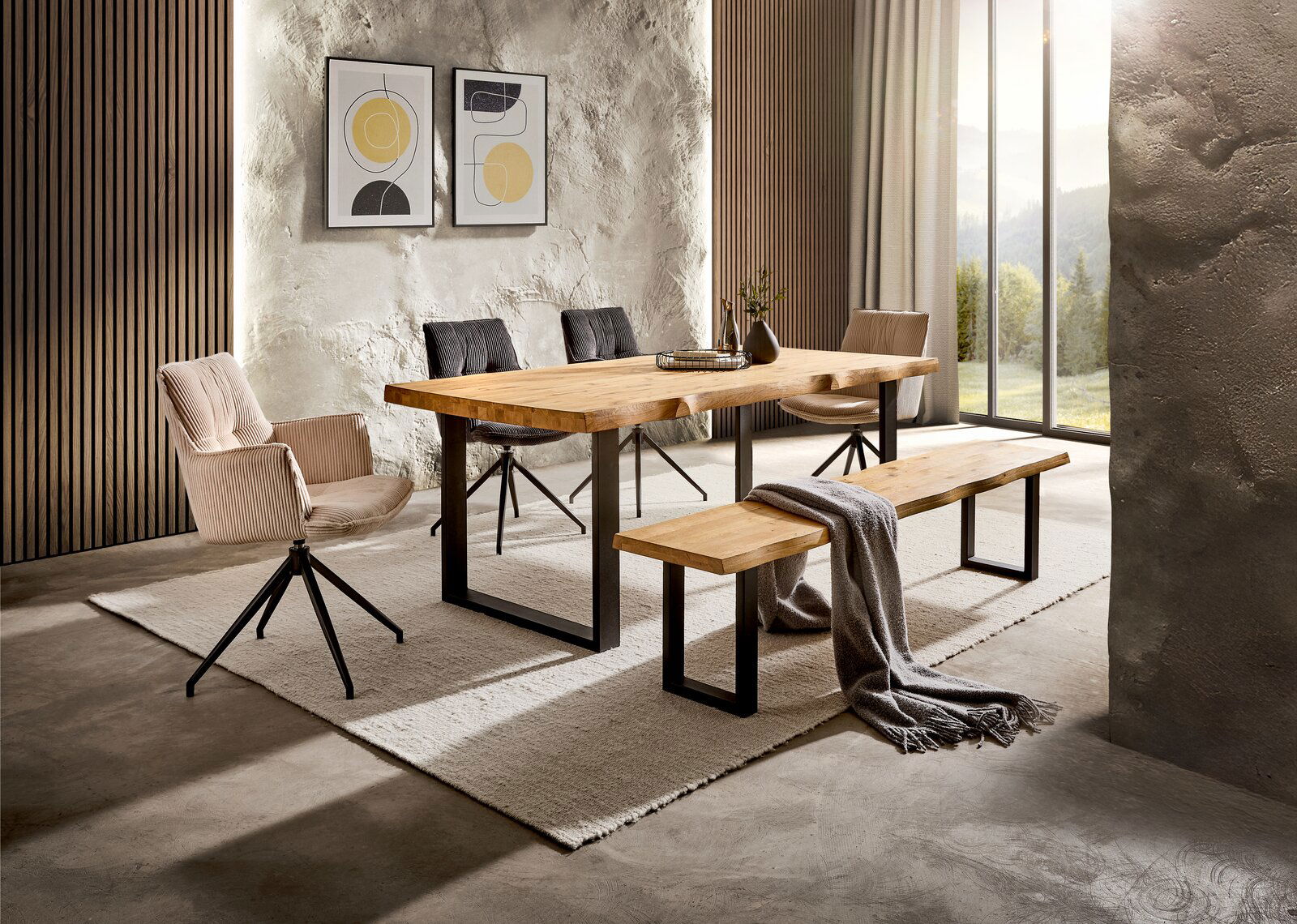 Landscape Bank COUNTRY Moderner Esstisch aus Holz mit Metallbeinen, umgeben von stilvollen Stühlen und einer Bank, in einem hellen Raum mit großen Fenstern, seitliche Perspektive.