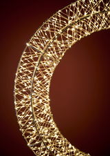 Nahaufnahme eines LED-Kranzes mit einem Durchmesser von 50 cm, der in einem warmen Licht leuchtet. Der Kranz ist aus einem filigranen Drahtgeflecht gefertigt und wird von zahlreichen kleinen LED-Lichtern erhellt. Die Perspektive zeigt den Kranz von der Se