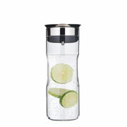 Wasserkaraffe 0,8L mit Edelstahlverschluss, gefüllt mit sprudelndem Wasser und Limettenscheiben, Frontalansicht